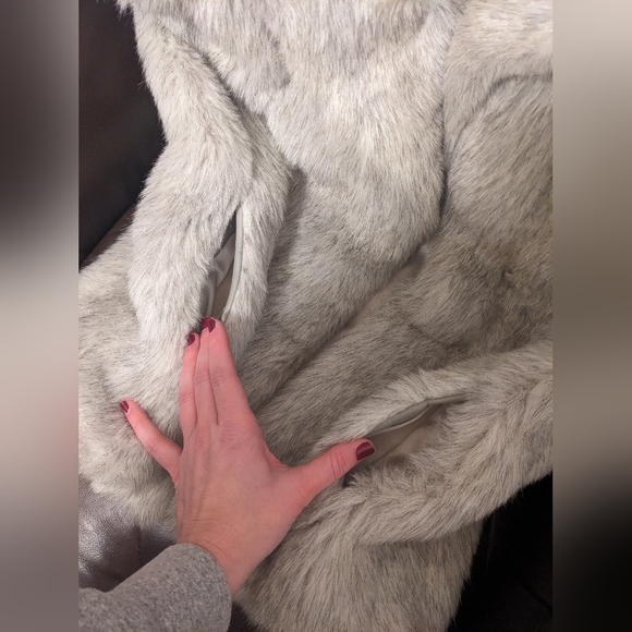 Luxurious Vintage Faux Fur Coat - Picture 8 of 10